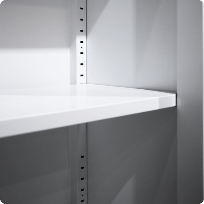 棚板は2.5cm幅で調整可能な引き違い扉書庫