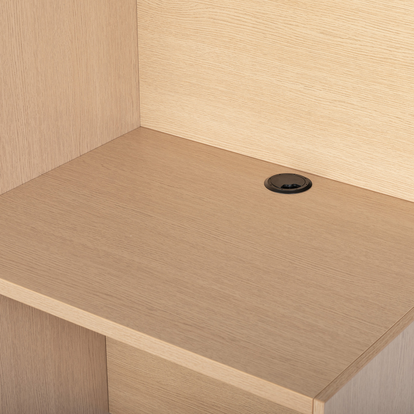 キズや水に強い耐久性のある天板だから汚れても水拭きで簡単にお手入れできます