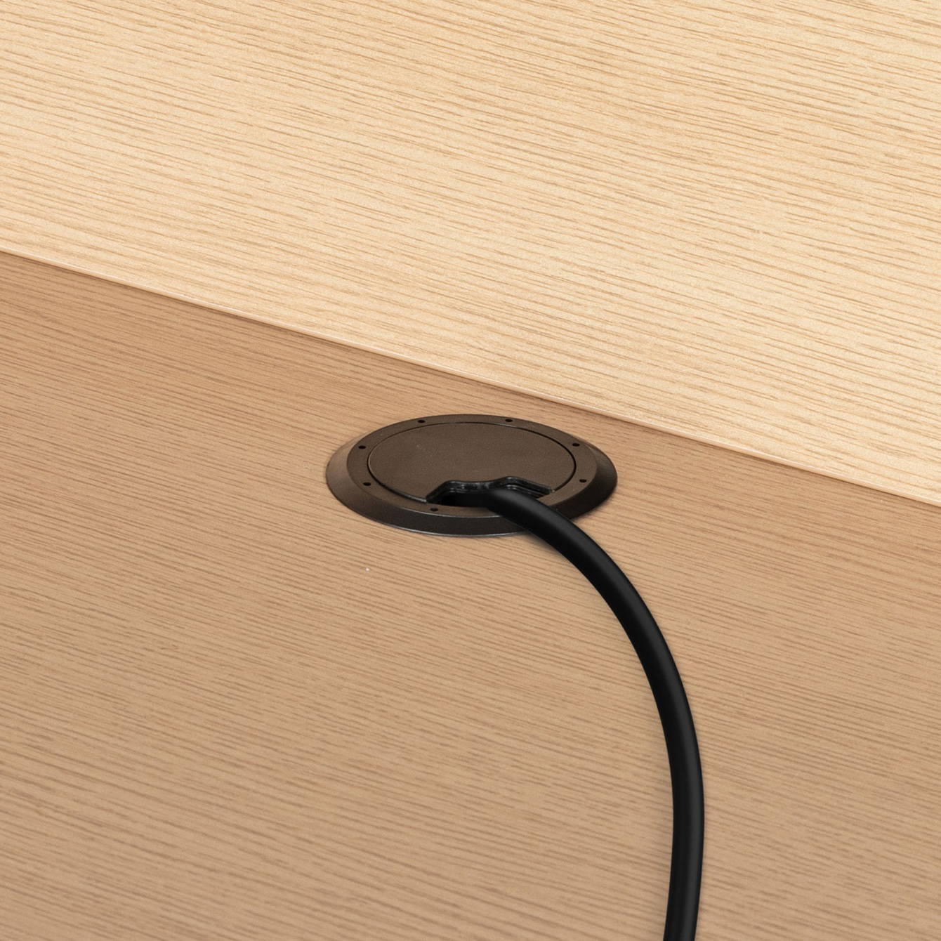 デスク天板には開閉可能な配線穴があり、電源コードやLAN線などをすっきり配線できます