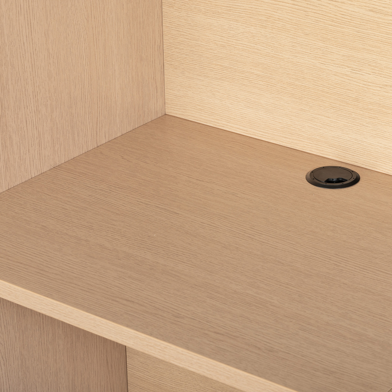 キズや水に強い耐久性のある天板だから汚れても水拭きで簡単にお手入れできます