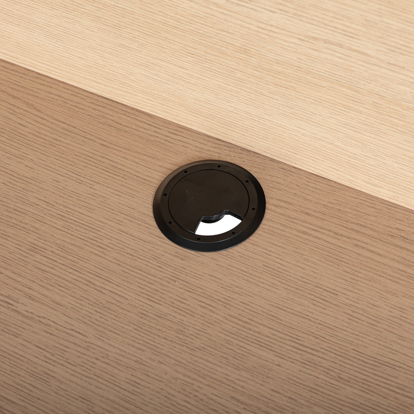 デスク天板には開閉可能な配線穴があり、電源コードやLAN線などをすっきり配線できます