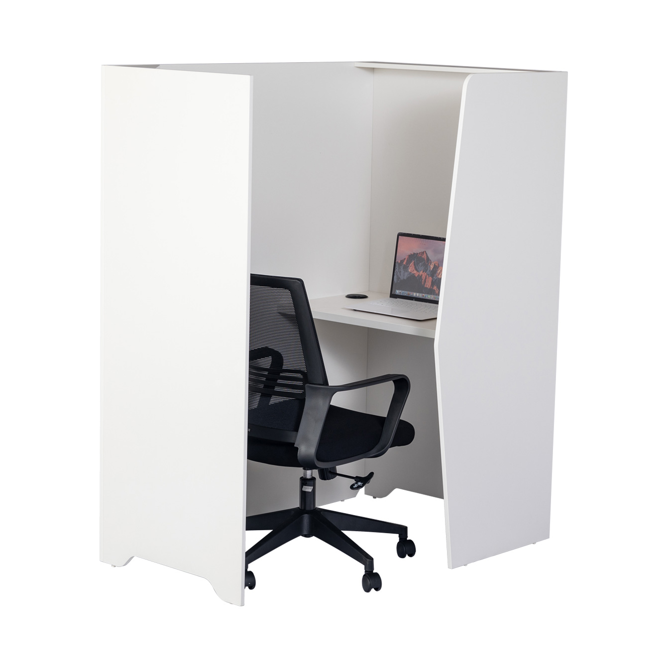 高さ1500mmのパネルに囲われ半個室の集中スペースが確保できます