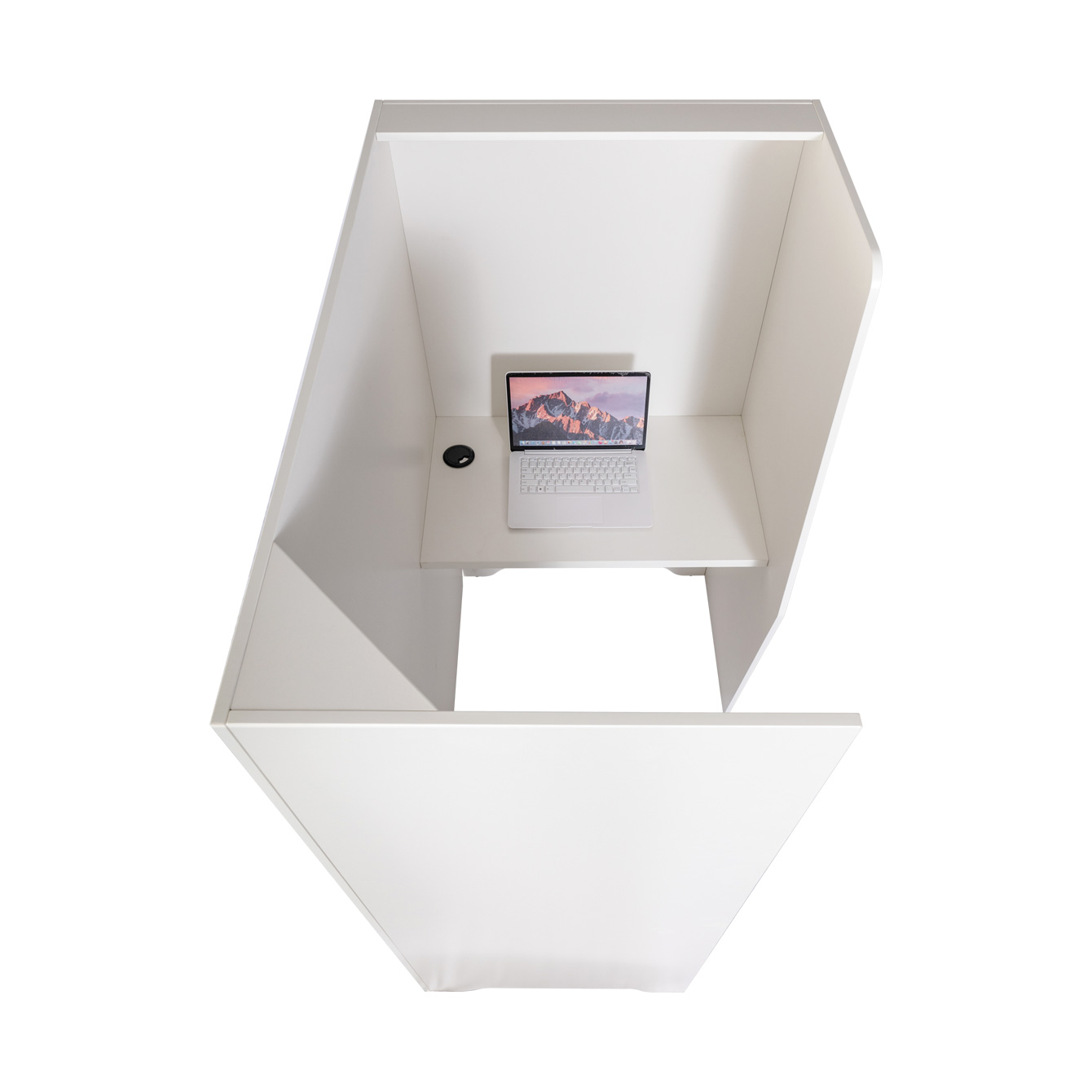 デスク天板はノートPCを置くのに最適な横幅770mm・奥行450mm