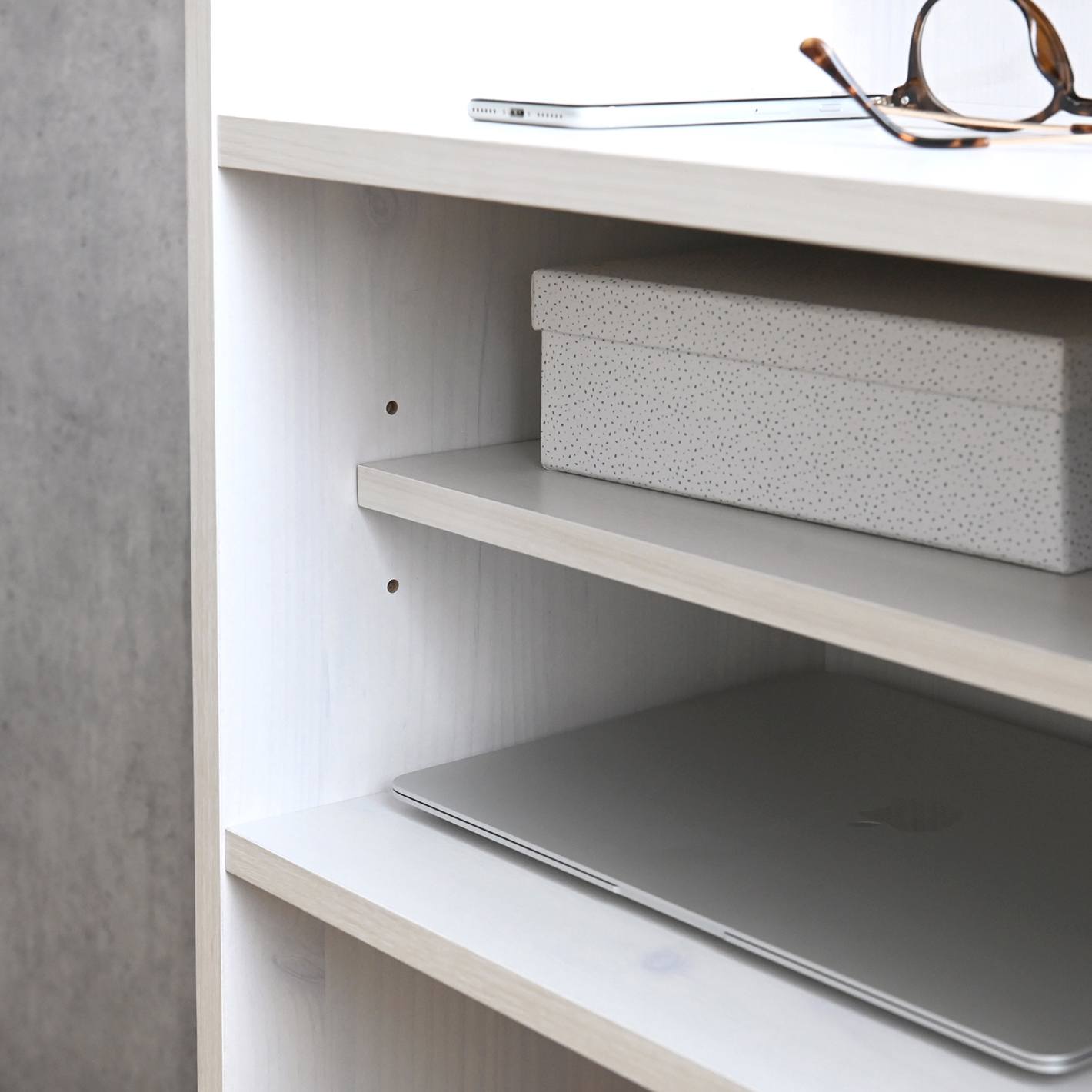 中段の棚板は可動式で高さ調整OKです