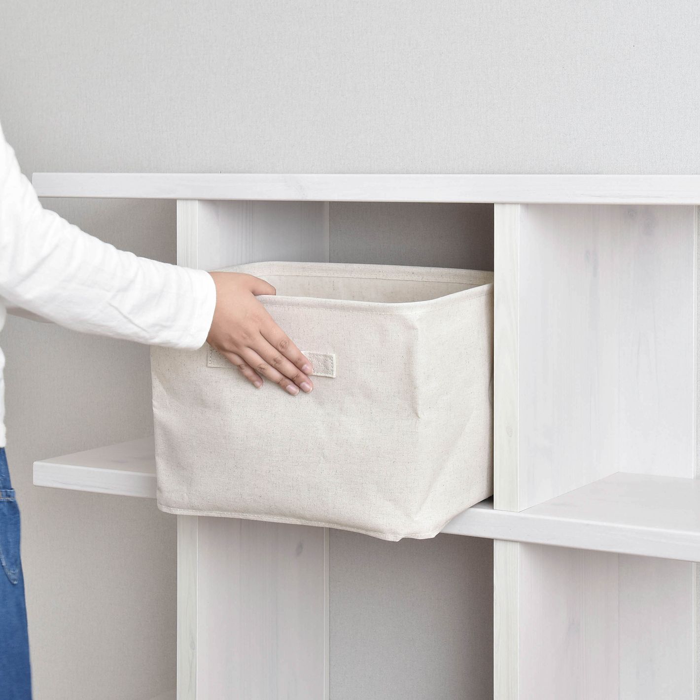 収納ボックス（非付属）を活用すればすっきり隠す収納も可能です