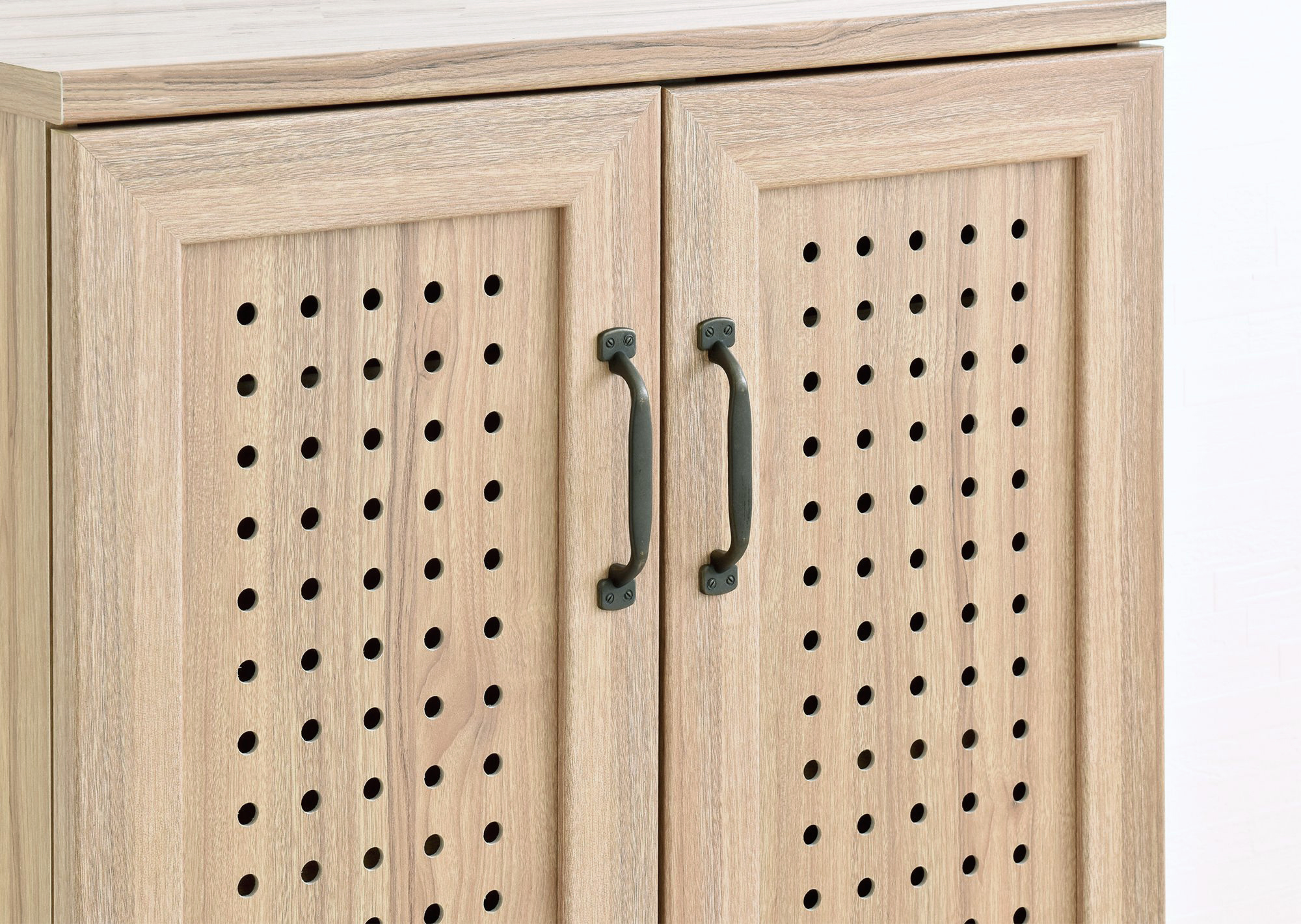 扉のパンチング穴はデザインだけでなく通気性が良く湿気がこもりにくい構造