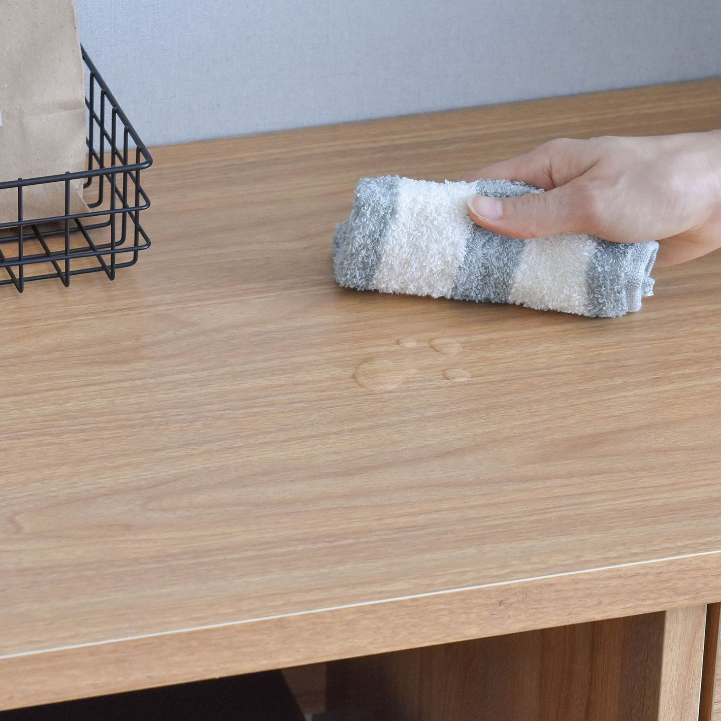 濡れても拭きとりやすい天板の表面材を使用しています