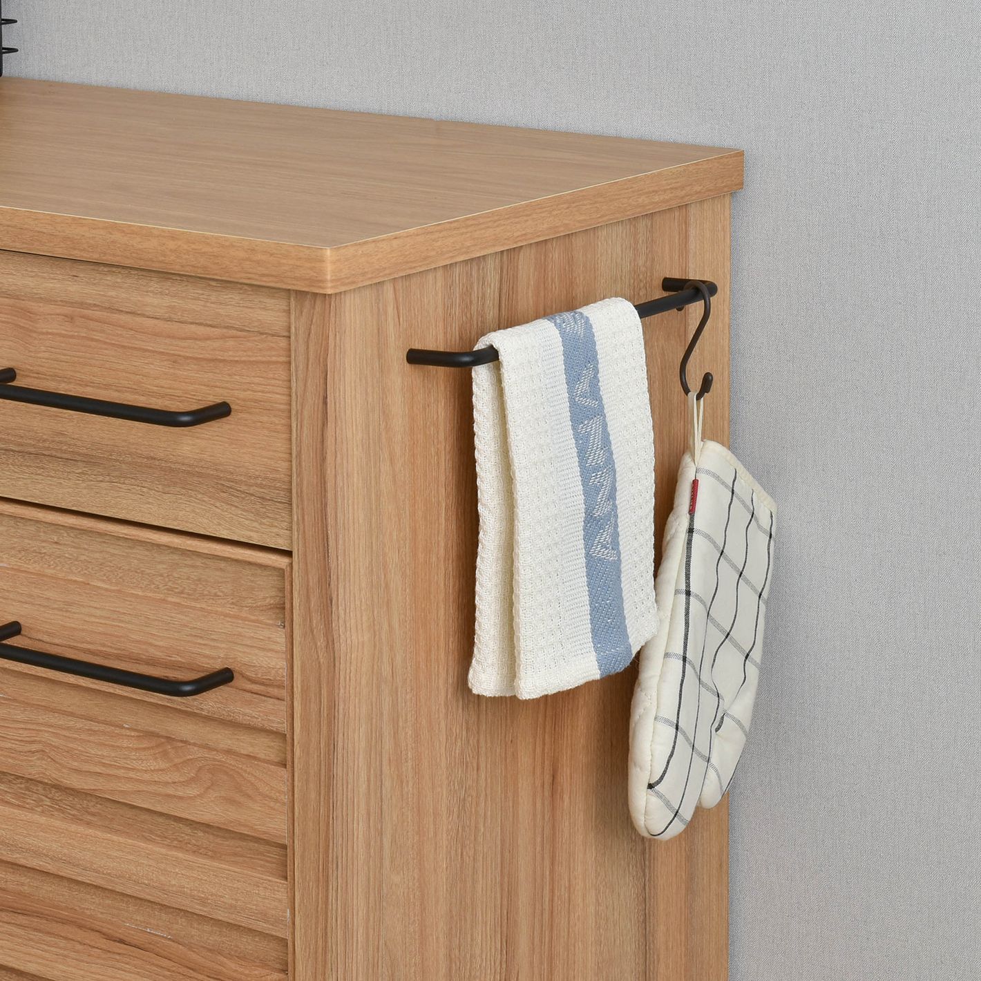 濡れたタオルなどを掛けても安心なスチール製の取っ手やサイドバー